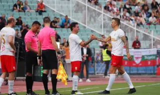 Димитър Бербатов загуби финала при легендите в Шампионската лига