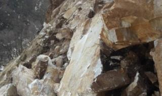 Скали и дървета се срутиха по пътя за Рилския манастир