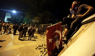 Две жертви и хиляди ранени в турските протести