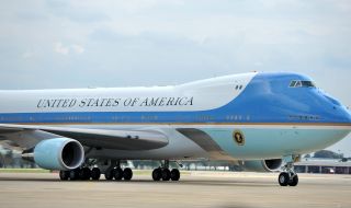 Бездомник проникна до самолета на американския президент