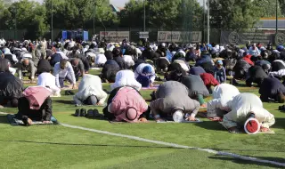 Мюсюлманите посрещат Рамазан Байрам