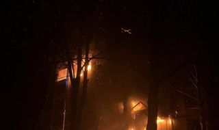 Руската армия обстрелва Киев и Харков, горят жилища