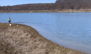 Съхнат градините край язовир, а водата тече безконтролно