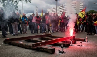 Седмица преди Евро 2016 и метрото в Париж стачкува