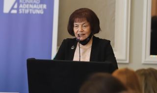 Такева: По-високи заплати за учителите, ако тестването продължи