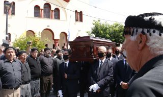 Погребаха Микис Теодоракис със скандирания „Безсмъртен!“