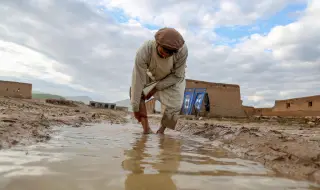 Броят на жертвите на наводненията в Афганистан надмина 300