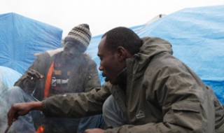 Топли палатки и повече полиция в Кале