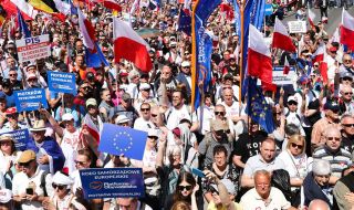 Хиляди се събраха във Варшава на шествие в подкрепа на опозицията