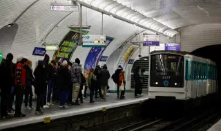 Задържаха мъж, ранил три жени с нож в парижкото метро