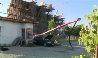 30-тонна бетонна помпа се стовари върху автомобил