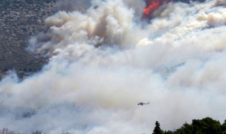Евакуираха три селища заради силни пожари в Гърция