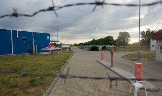 Унгария закрива постоянните бежански лагери