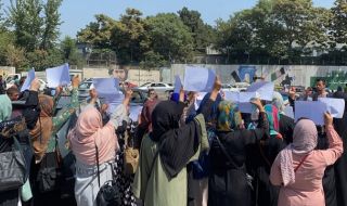 Десетки настояват пред президентския дворец в Кабул талибаните да спазват правата на жените