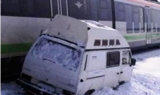 Влак блъсна закъсал на релсите бус