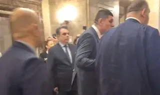 Eкшън в парламента: Опасно близък сблъсък между Ивайло Мирчев и Пеевски (ВИДЕО)