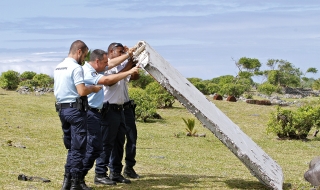 Отломки от MH370 са пристигнали за анализ в Австралия