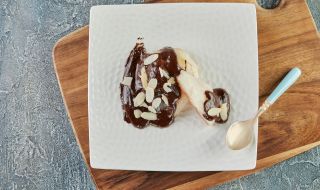 Рецепта на деня: Уникален десерт с шоколадов мус и карамелизирана круша