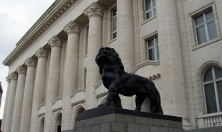 Майки протестират в защита на бебето Никол, пребито от акушерка