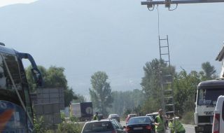 За четвърти път: Счупиха камера за скорост по пътя София-Варна