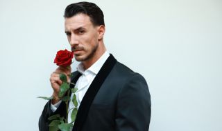 Ергенът вечеря с единствената жена, която го оплю 