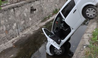 Кола се преобърна в коритото на реката в Хасково