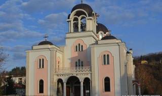За първи път от близо век: Осветиха нова катедрала в Ловеч (Видео)