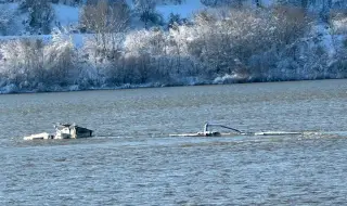 Баржа с над 1100 тона азотни химически торове потъна в Дунав край Свищов