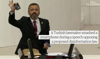 Турски депутат счупи мобилния си телефон с чук