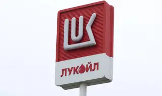 Брюксел анализира ефекта от продажбата на активите на „Лукойл“