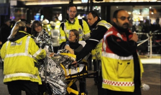 80 души ранени след като падна таван в театър в Лондон - Видео