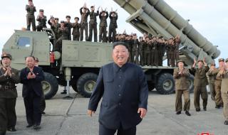 Ким грее от щастие, наблюдавайки изстрелването на ракети