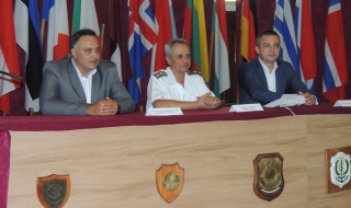 Наградиха отличили се през годината военни моряци