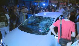 Напрежение в София! Жена се опита да сгази протестиращи, те ѝ счупиха прозореца на колата