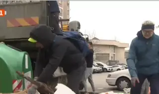 Доброволци помагат в почистването на столичния район „Люлин“