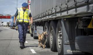 Мигранти открити в камион в Холандия