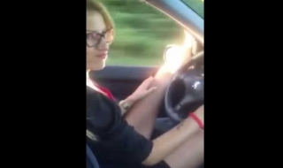 Варненка се хвали как кара без ръце, вирнат крак и със 100 км/ч. (Видео)