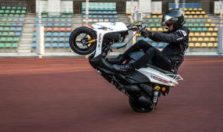 Японец кара 13 часа на задна гума