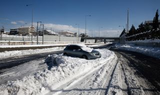 Сняг: Полицията в Гърция проверява колите за вериги
