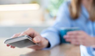 Защо телефонът трябва да бъде поставен с дисплея надолу?