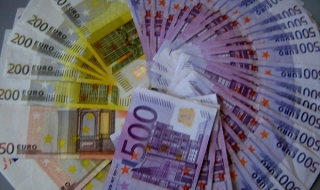 Задържаха 80 100 евро и 50 000 долара на Дунав мост