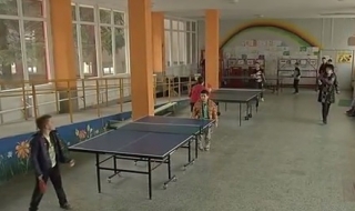 Местят от училище дете, чиято майка би учителка