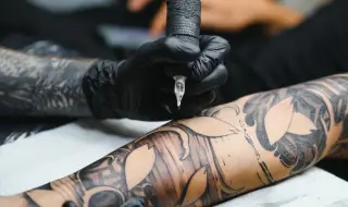 Почти всички мастила за татуировки съдържат химикали, причиняващи увреждане на органи