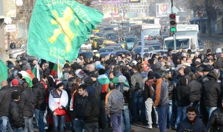 Футболни фенове обсадиха съда в Пловдив