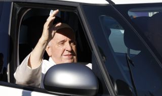„Жив съм“, каза папа Франциск при изписването си от болницата