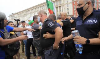 Пострадали полицаи: Бяхме крайно толерантни