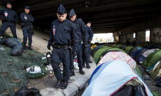 Хаос в Париж! Мигранти вадят ножове и се бият