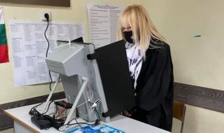 И примата Лили Иванова гласува (СНИМКИ)