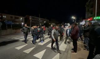 Животновъди отново блокираха главния път за Гърция