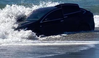 Разходка по плажа с Tesla Model X завърши в океана